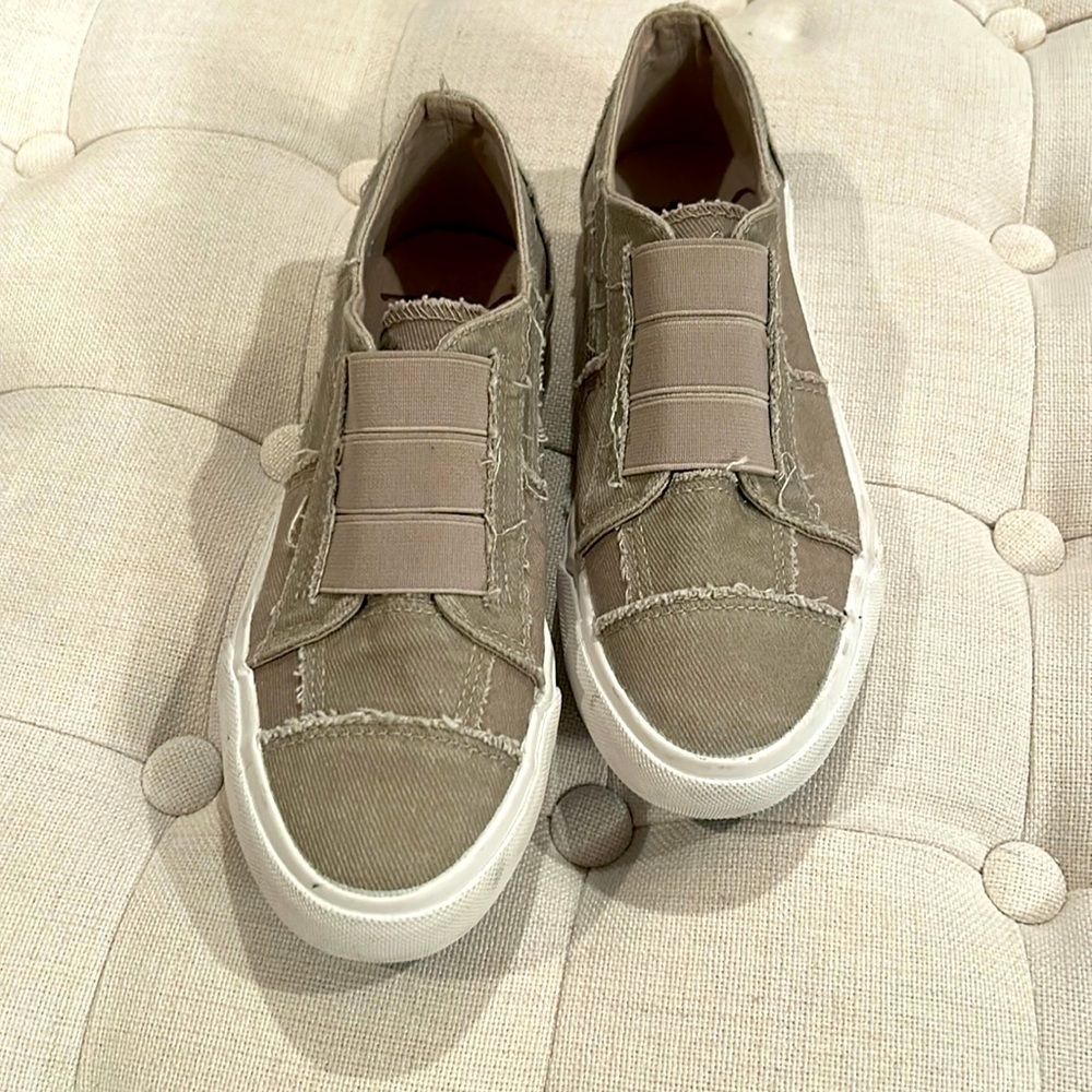 NWOT Blowfish Maura Canvas Slip Ons Sz 6M